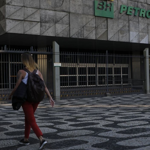 Petrobras retoma programa de estágios com bolsa-auxílio de R$ 1,8 mil