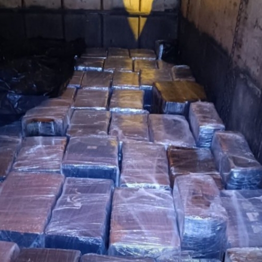 PF apreende carreta com 1600 kg de maconha em Céu Azul/PR