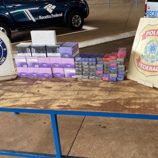 PF apreende cigarros eletrônicos em fundo falso de veículo em Foz do Iguaçu
