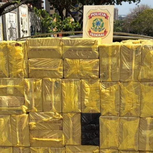 PF apreende dois caminhões carregados com cigarros contrabandeados em Foz do Iguaçu