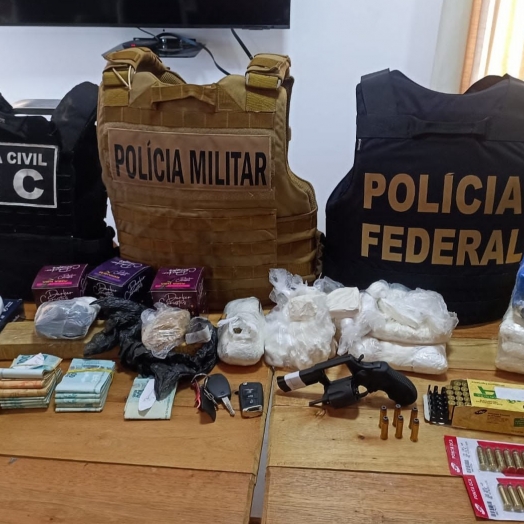 PF apreende drogas, armas e produtos contrabandeados em ônibus intermunicipal em Foz do Iguaçu
