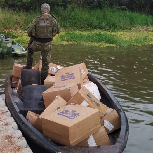 PF e BPFron apreendem embarcação com cigarros em Entre Rios do Oeste