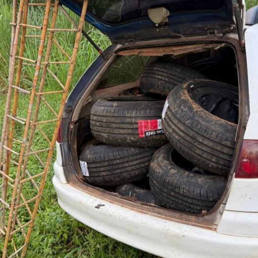 PF e BPFRON apreendem veículo e dezenas de pneus contrabandeados do Paraguai