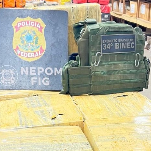 PF e Exército apreendem embarcação com 600kg de maconha no lago de Itaipu