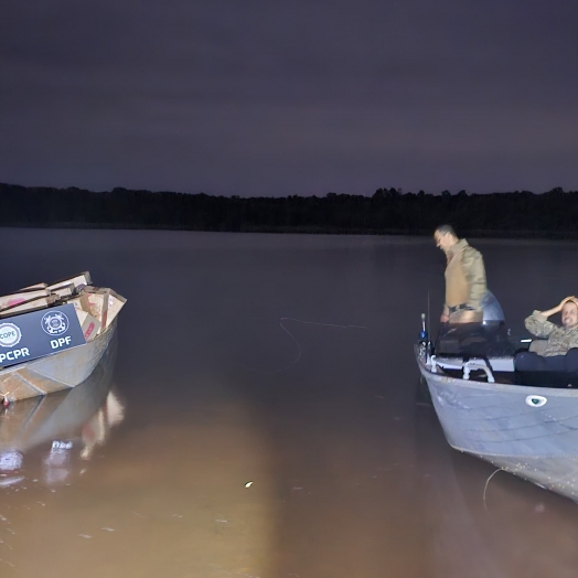 PF e PC interceptam embarcação com cigarros contrabandeados no lago de Itaipu