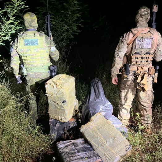 PF e Pm apreendem 185kg de maconha na margem do Rio Paraná em Foz do Iguaçu