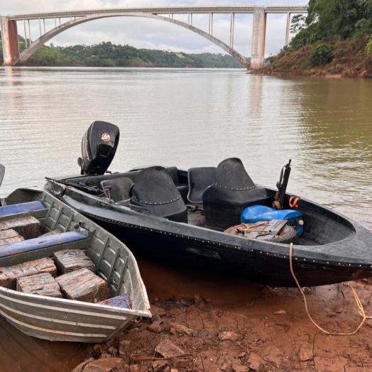 PF e PM apreendem embarcação à deriva com fardos de maconha no Rio Paraná.