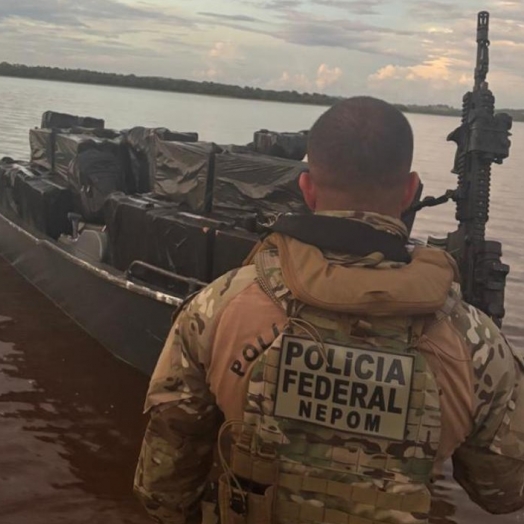 PF e PM interceptam embarcação com cigarros contrabandeados em São Miguel do Iguaçu