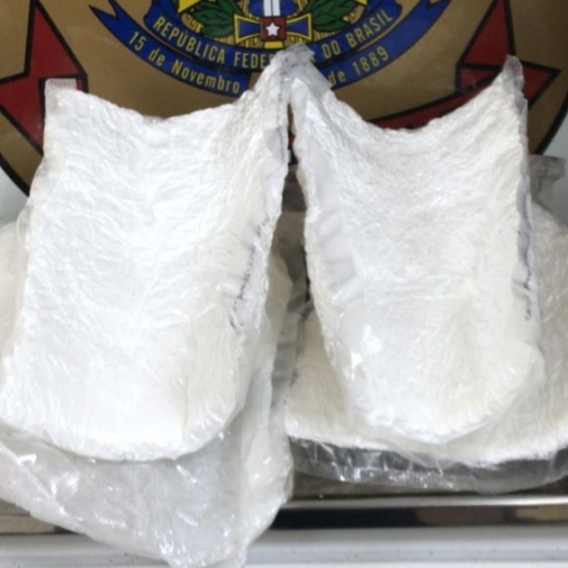 PF prende casal com 2,385 kg de cocaína no aeroporto internacional de Foz do Iguaçu
