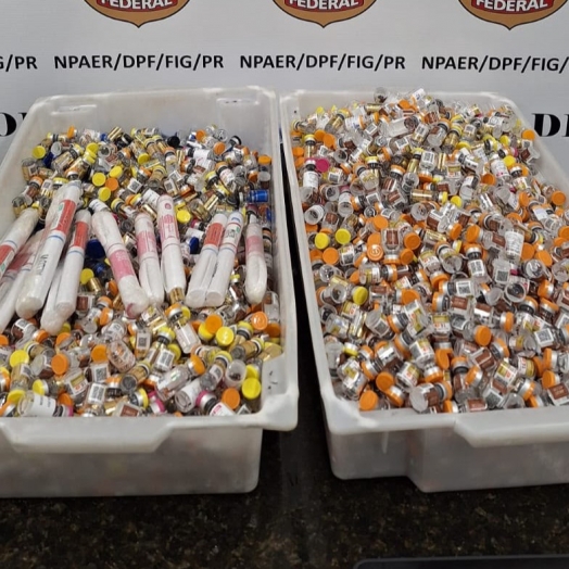 PF prende casal com medicamentos de importação proibida no aeroporto de Foz do Iguaçu