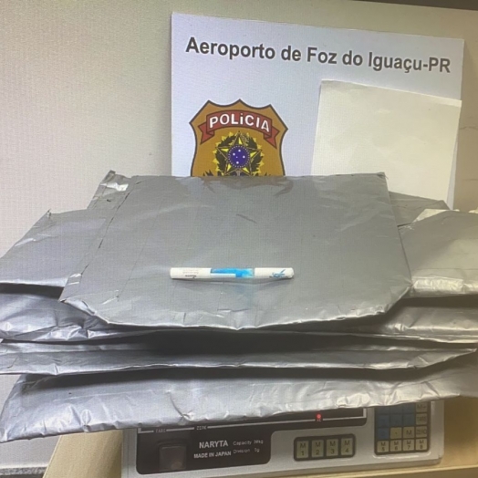 PF prende paraguaia com cocaína em fundo falso no aeroporto de Foz do Iguaçu
