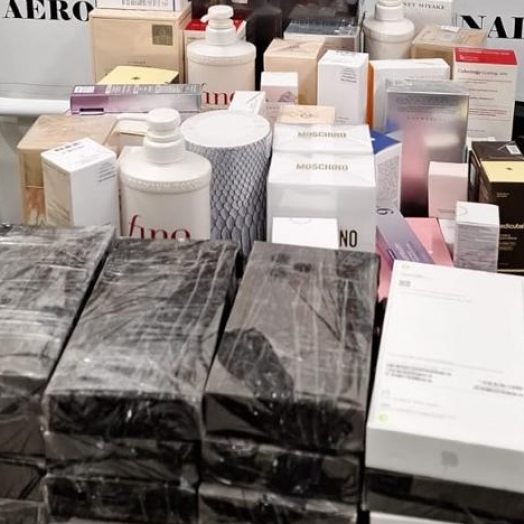 PF prende passageiro com carga de celulares e perfumes descaminhados no aeroporto de Foz do Iguaçu
