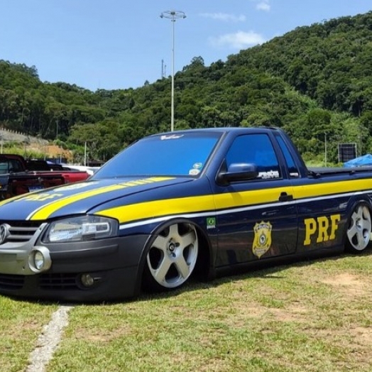 Picape caracterizada como viatura da PRF é apreendida em Balneário Camboriú
