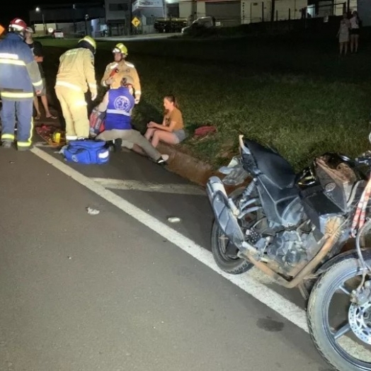 Piloto e garupa ficam feridos em acidente na BR-277 em Cascavel