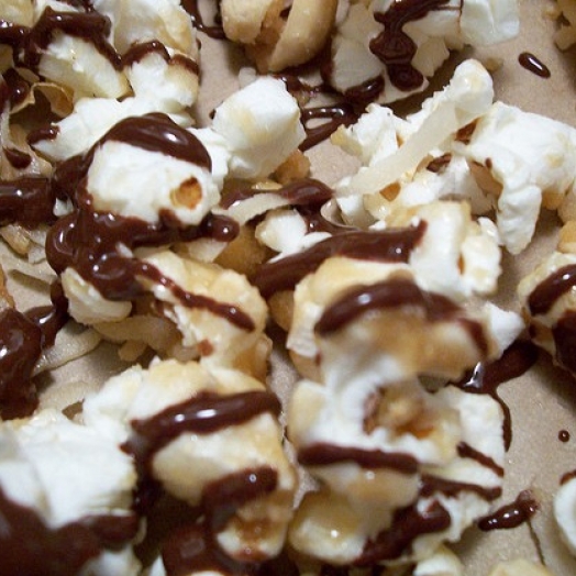 Pipoca caramelizada com cobertura de chocolate