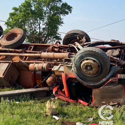 Pneu de caminhão estoura e ocasiona acidente na PR 317, em Ouro Verde do Oeste
