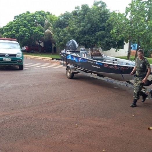 Polícia Ambiental flagra em Santa Helena lancha furtada e detém homem em Entre Rios do Oeste