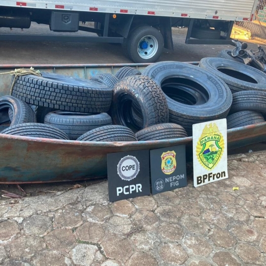 Polícia Federal e COPE apreendem menor estrangeiro com pneus contrabandeados no Lago do Itaipu