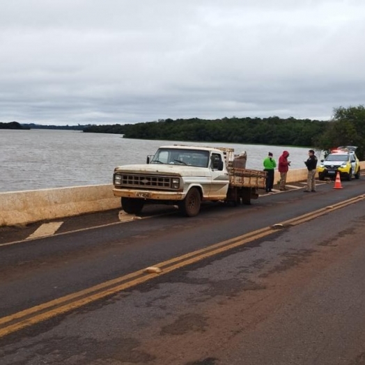 Polícia Militar auxilia no controle do trânsito após acidente sobre ponte em Santa Helena