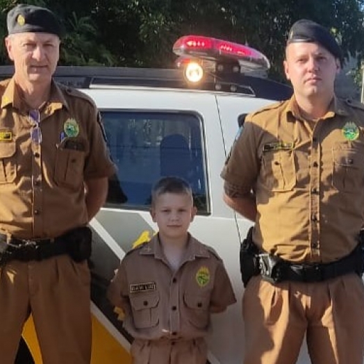 Polícia Militar de Itaipulândia presenteia fã mirim com farda