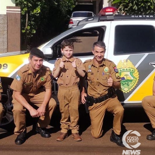 Menino fã da Polícia Militar de Missal recebe fardinha de presente