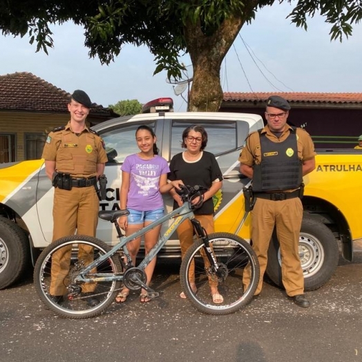 Polícia Militar de Santa Helena faz entrega oficial de bicicleta que havia sido furtada de aluna