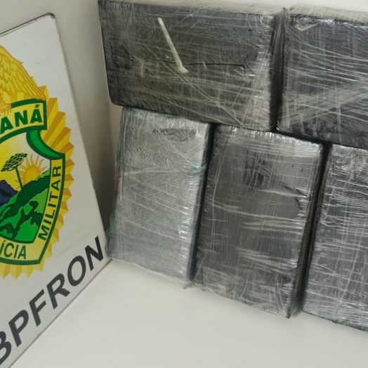 Polícia Militar do Paraná apreende 5 quilos de cocaína em ônibus na BR-277