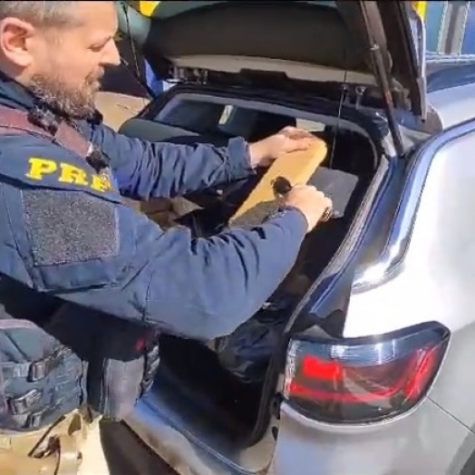 Polícia Rodoviária Federal apreende veículo carregado com maconha em Santa Terezinha de Itaipu