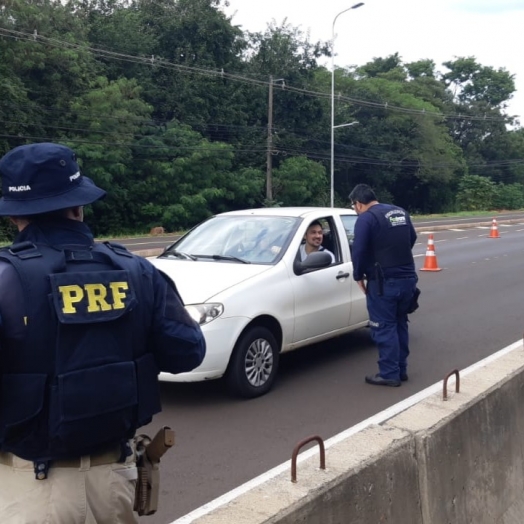 Polícia Rodoviária Federal e Foztrans fazem ação integrada na região do Aeroporto