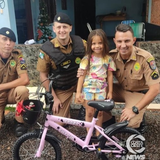 Policiais de Entre Rios e Pato Bragado entregam bicicleta para fã-mirim