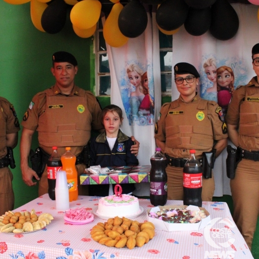 Policiais de Santa Helena e Diamante do Oeste realizam surpresa para aniversariante