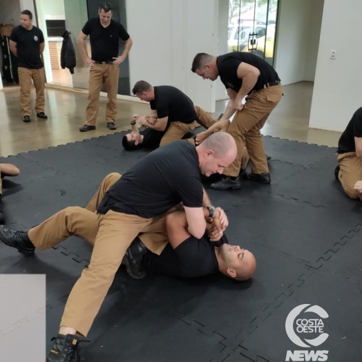 Policiais militares da 4ª Cia de Santa Helena passam por treinamento de defesa pessoal