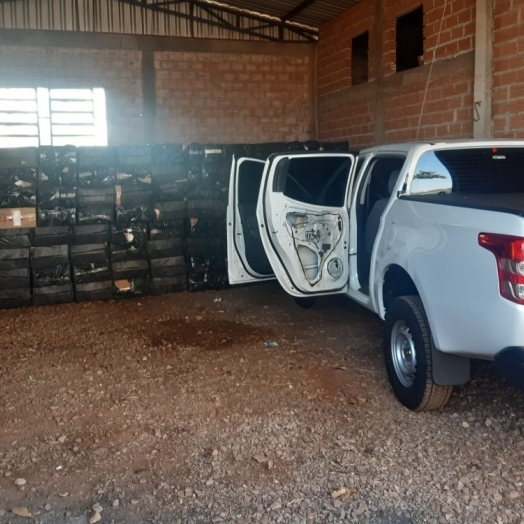 Policiais prendem indivíduo com armas, veículo roubado e cigarros contrabandeados em São Miguel