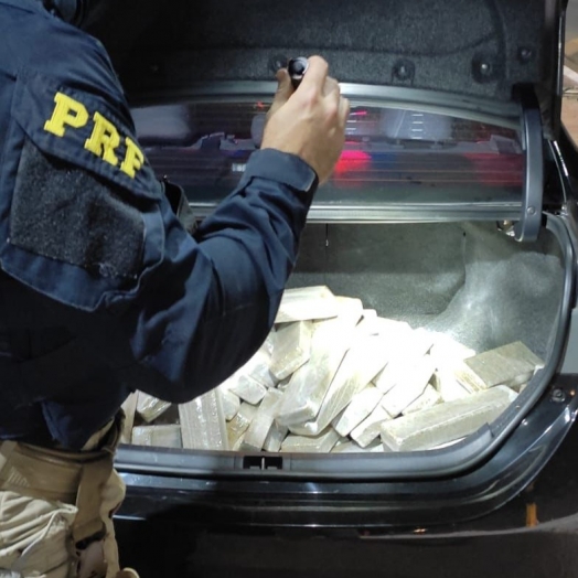 Policiais Rodoviários Federais apreendem mais de 100kg de maconha  e recuperam carro roubado em Santa Terezinha de Itaipu