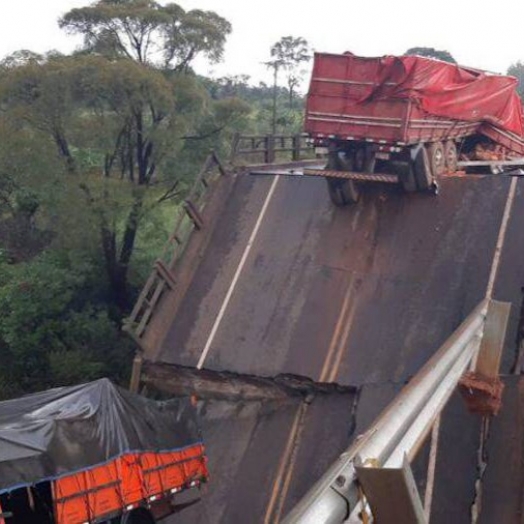 Ponte inaugurada há 14 meses cai e mata três no Paraguai