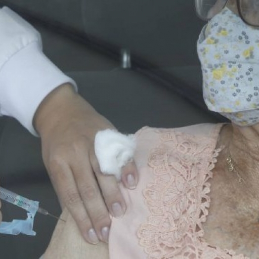 Por falta de vacinas, Foz do Iguaçu interrompe vacinação de idosos acima de 75 anos