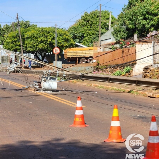 Poste cai após colisão de veículo na rua Alfredo Chaves em São Miguel do Iguaçu; trânsito está interditado