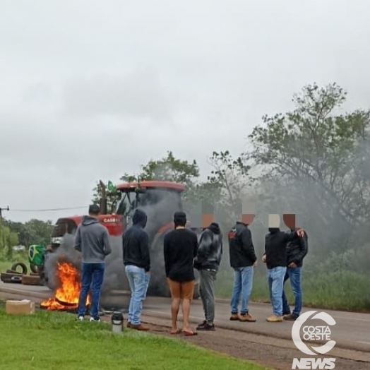 PR 495 em Entre Rios do Oeste é bloqueada por manifestantes