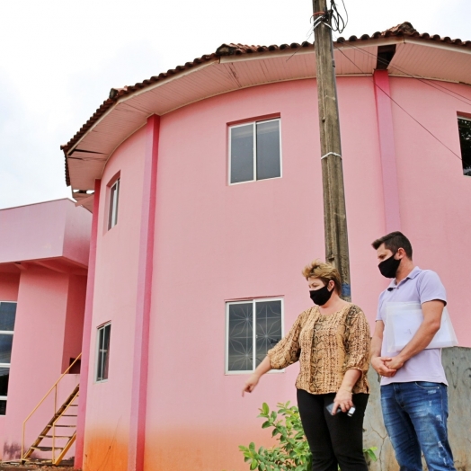 Prefeita e Secretário de Cultura acompanham as obras da reforma no Centro de Artes em Itaipulândia