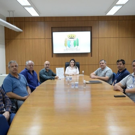 Prefeita Karla Galende assina ordens de serviço que atendem o Esporte e Lazer