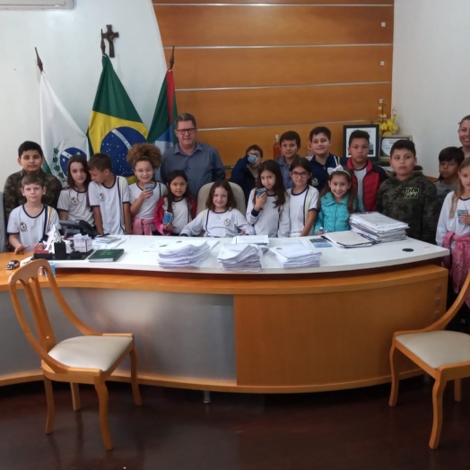 Prefeito de Missal recebe no Gabinete alunos do 4º ano da Escola Novo Milênio