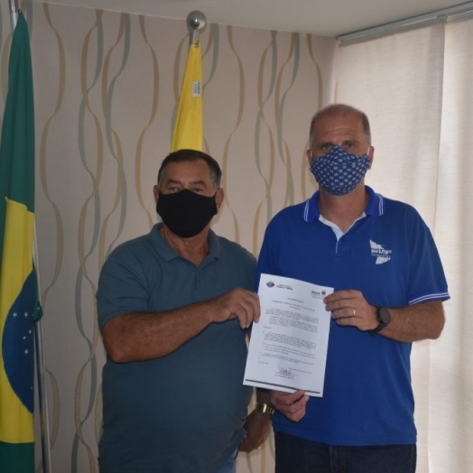 Prefeito de São Miguel do Iguaçu entrega documento do IAT para retomar construção de ponte