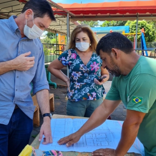 Prefeito e secretária de Educação de Medianeira visitam obras nas Escolas Municipais