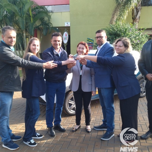 Prefeito França entrega veículo 0 km para o Semear
