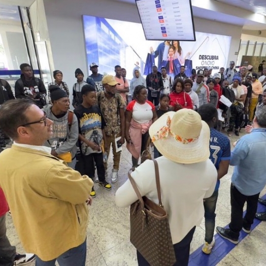 Prefeitura de Foz do Iguaçu participa de operação emergencial de desembarque de migrantes haitianos