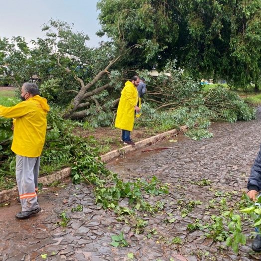 Prefeitura de Guaíra trabalha para limpeza das vias públicas após temporal