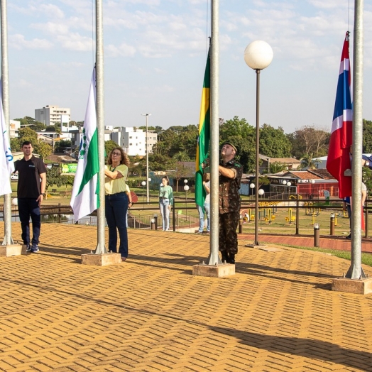 Prefeitura de Medianeira abre Semana da Pátria com hasteamento das Bandeiras