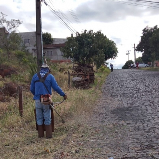 Prefeitura de Medianeira realiza roçada dos passeios públicos