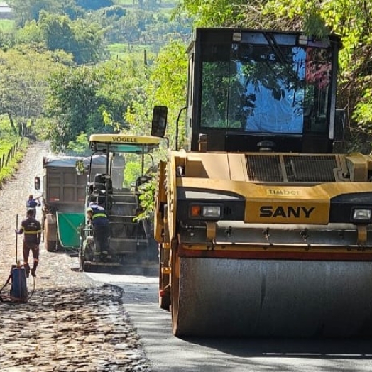 Prefeitura de Santa Helena realiza pavimentação asfáltica em estradas rurais do interior