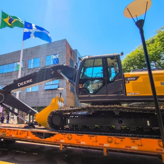 Prefeitura de Santa Helena recebe nova escavadeira hidráulica para reforçar a frota municipal